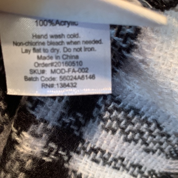 ModCloth Plaid Black and White Large Blanket Pashmina Scarf - Picture 9 of 9